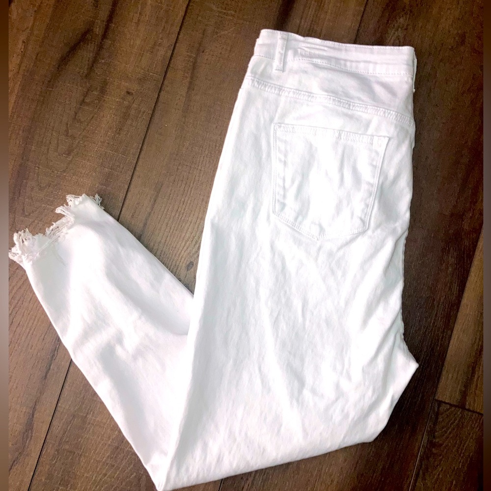 White distressed skinny jeans